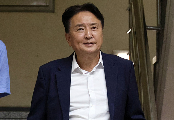 '돈봉투 수수 의혹'을 받는 김영환 충북지사가 19일 오후 충북경찰청에서 피의자 신분으로 조사를 받은 뒤 조사실 밖으로 나오고 있다.<br>
