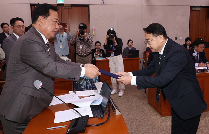 김인호 산림청장이 20일 국회 농림축산식품해양수산위원회에서 열린 산림청 등에 대한 국정감사에서 증인선서 후 선서문을 더불어민주당 소속 어기구 위원장에게 제출하고 있다.<br>
