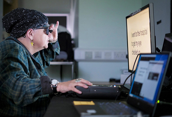 칩 이식 후 특수 안경으로 글자 읽는 실라 어빈<br>
