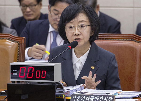 오유경 식품의약품안전처 처장이 21일 국회에서 열린 2025년도 보건복지위원회 국정감사에 출석해 의원 질의에 답하고 있다.<br>
