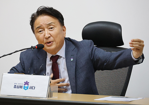 김영환 충북지사가 21일 오후 청주 충북도청에서 열린 기자회견에서 자신에게 제기된 뇌물 수수 의혹과 관련해 발언하고 있다.<br>
