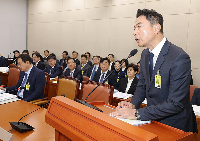 정지영 현대백화점 대표이사가 21일 서울 여의도 국회에서 열린 보건복지위원회 국정감사에 출석해 의원 질의에 답변하고 있다.<br>
