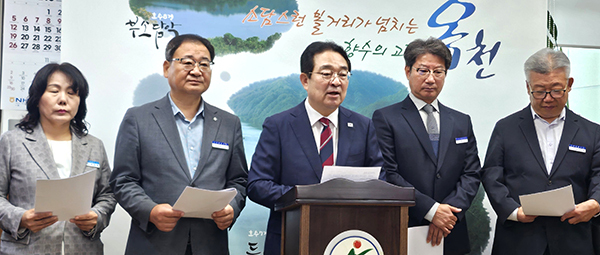 기자회견하는 황규철(가운데) 옥천군수<br>

