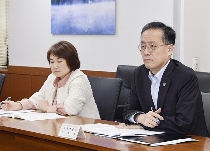 이형일 기획재정부 차관이 23일 서울 종로구 정부서울청사에서 열린 '제60차 물가관계차관회의'를 주재하고 있다.<br>
