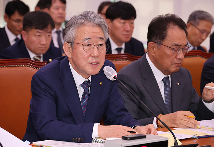 강호동 농업협동조합중앙회 회장이 24일 서울 여의도 국회 농림축산식품해양수산위원회에서 열린 국정감사에서 의원 질의에 답하고 있다.<br>
