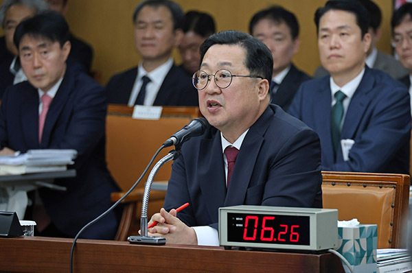 이장우 대전시장이 24일 대전시청에서 열린 국회 행정안전위원회의 대전광역시에 대한 국정감사에서 의원 질의에 답변하고 있다.<br>
