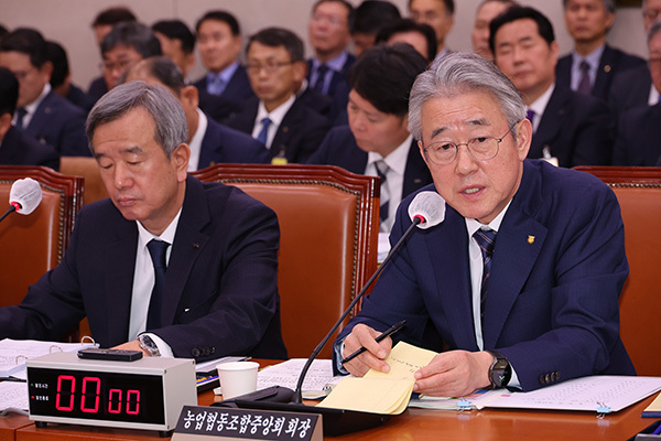 강호동 농업협동조합중앙회 회장이 24일 서울 여의도 국회 농림축산식품해양수산위원회에서 열린 국정감사에서 의원 질의에 답하고 있다. <br>
 