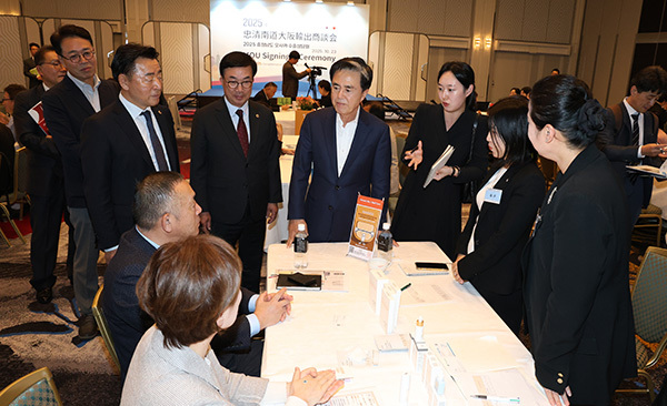 오사카 수출상담회 찾은 김태흠 충남지사<br>
 