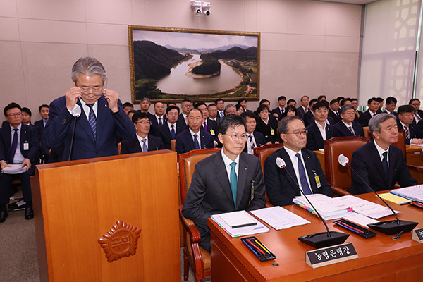 강호동 농업협동조합중앙회 회장이 24일 서울 여의도 국회 농림축산식품해양수산위원회에서 열린 국정감사에 출석해 있다.<br>
