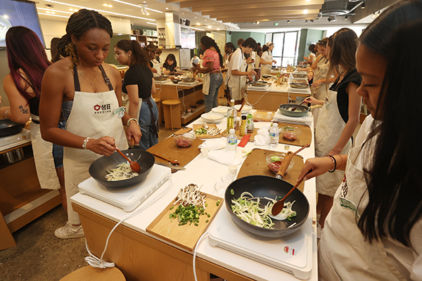 미국 조지아대 학생들이 지난 5월 22일 서울 중구 샘표 우리맛공간에서 열린 한식 쿠킹클래스에서 겉절이, 불고기 등을 만들고 있다.<br>
 