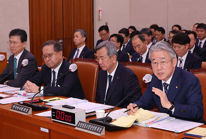 강호동 농업협동조합중앙회 회장이 지난 24일 서울 여의도 국회 농림축산식품해양수산위원회에서 열린 국정감사에서 의원 질의에 답하고 있다. <br>
 