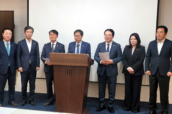 기자회견하는 더불어민주당 소속 충북도의원과 옥천군수<br>
 