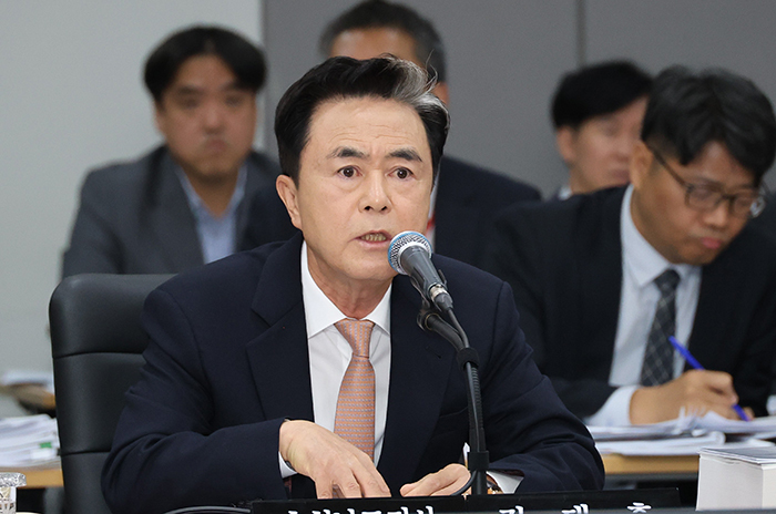  27일 충남 홍성 충남도청에서 열리는 행정안전위원회의 충남도 국정감사에서 김태흠 충남도지사가 의원 질의에 답변하고 있다. <br>
 