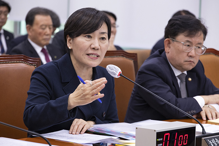 송미령 농림축산식품부 장관이 28일 국회에서 열린 2025년도 농림축산식품해양수산위원회 종합 국정감사에 출석해 의원 질의에 답하고 있다.  [연합}<br>
 