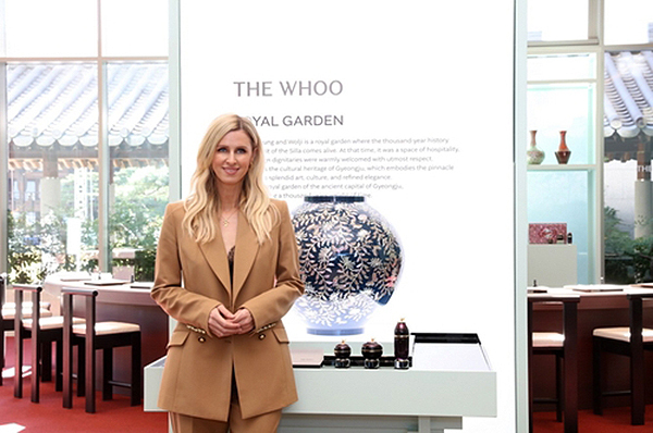 '더후 아트 헤리티지 라운지' 프로그램을 체험한 니키 힐튼