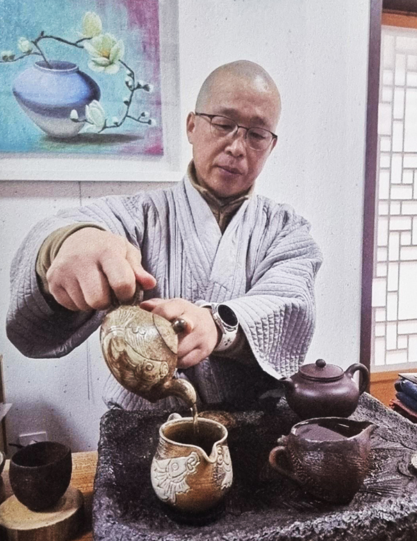 나주 불회사 주지 철인스님이 돈차를 팽다하고 있다.<br>
 