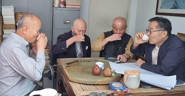 월간 <차의 세계> 본사에서 홍차 시음회를 하고 있다.<br>
 