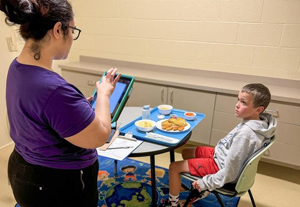 어린이 식사 습관 연구 장면. 어린이 식사 습관 연구에서는 일반적으로 연구자가 아이의 식사 장면을 직접 보거나 영상을 관찰하며 음식을 입에 넣는 횟수와 시간을 기록한다.<br>
 