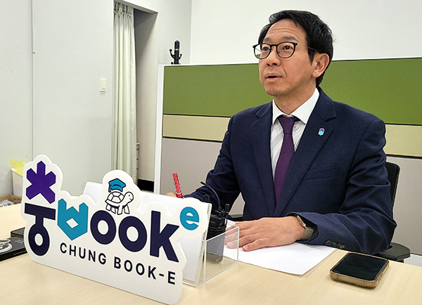 '충Book-e' 학습·멘토링 지원사업 설명하는 이방무 도 기획조정실장<br>
 