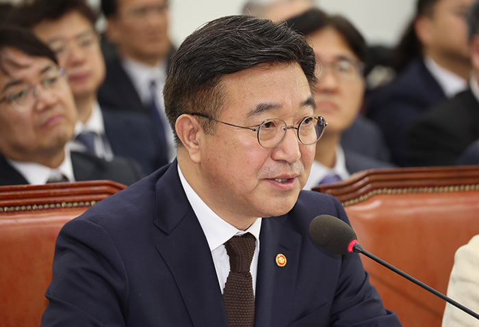 윤호중 행정안전부 장관이 30일 서울 여의도 국회 행정안전위원회에서 열린 종합감사에서 답변하고 있다. <br>
 