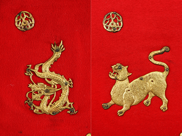 갑옷의 사조룡(왼쪽)과 호랑이 모습