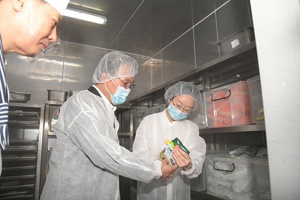 김민석 국무총리와 오유경 식품의약품안전처장이 'APEC 2025 정상회의'가 성공적으로 열릴 수 있도록 지난 23일 경북 경주시 주요 식음료시설을 방문, 식음료 안전관리 상황을 사전 점검하고 있다. <br>
 