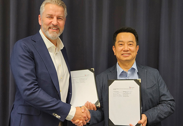 업무협약 맺은 정혁성 CJ제일제당 BMS 본부장(오른쪽)과 BIQ머티리얼즈 회장<br>
 