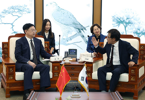 전형식 충남도 정무부지사(오른쪽)와 산이 중국 랴오닝성 부성장<br>
 