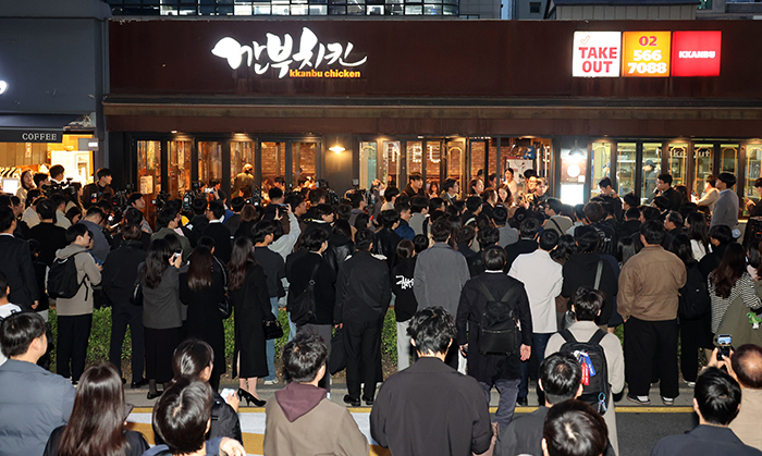 지난 30일 서울 삼성동 인근 깐부치킨에서 젠슨 황 엔비디아 최고경영자가 이재용 삼성전자 회장, 정의선 현대차 그룹 회장이 회동할 것으로 알려지자 상가 앞 도로가 취재진과 시민들로 붐비고 있다.<br>
 