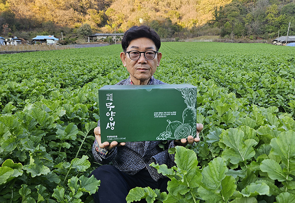 성연웰리언 소백산 친환경 재배단지에서 건강음료 '무양생'을 소개하는 한병성 대표.<br>
