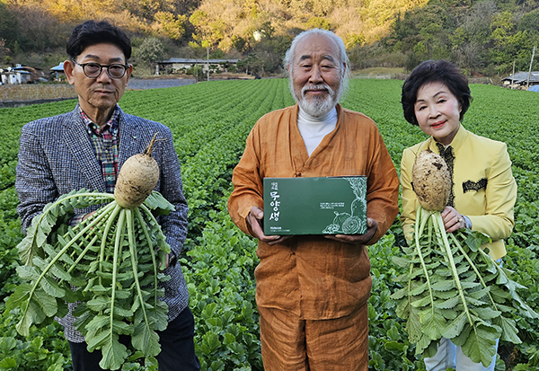 성연웰리언 소백산 농장에서 한병성 대표가 우리농산물 홍보대사인 뉴시니어 구재숙 대표·정건범 농민배우와 함께 '무양생' 제품을 홍보하고 있다.<br>
