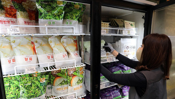 채소값 출렁이자 '냉동채소' 불티…마트매출 최대 10 늘어