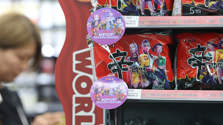 캐릭터 콜라보에 빠진 유통업계…브랜드 정체성은 '실종'