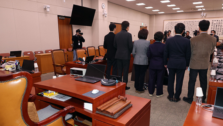 국힘, '이물 코로나백신 접종강행' 정은경 장관 고발
