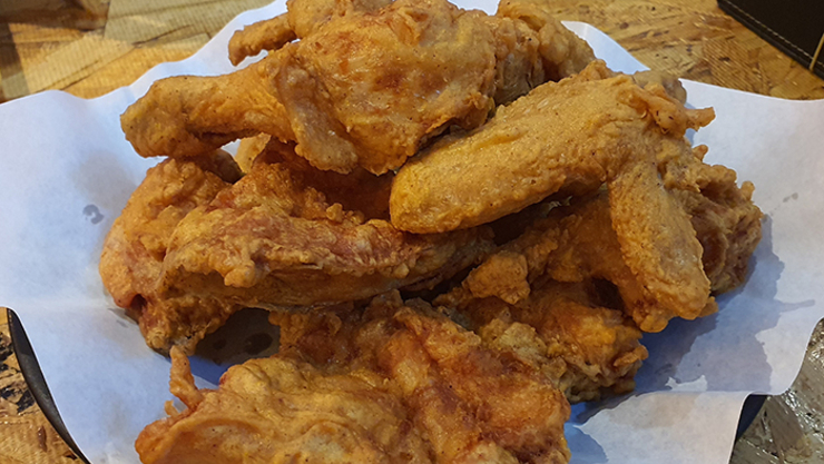 치킨업계, 수급불안 속 가격 인상 '만지작'