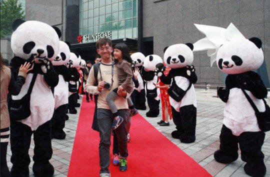 신세계백화점 본점 1층 정문 광장에서 중국 국경절을 맞아 중국인들이 가장 좋아하는 동물인 판다 복장을 한 연기자들이 중국인들과 함께 대규모 퍼레이드를 펼치고 있다