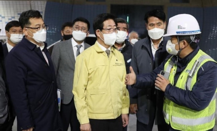 보령해저터널 개통을 앞두고 양승조 충남지사가 공사관계자로 부터 진척상황을 듣고있다.