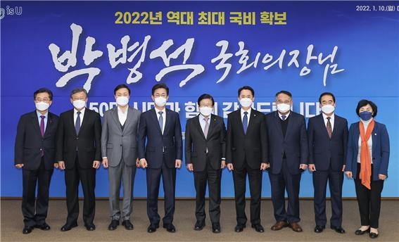 허태정 대전시장(왼쪽에서 네번째)은 10일 대전을 방문한 박병석 국회의장(왼쪽에서 다섯번째)에게 대덕특구 육성 등 대전발전현안에 대한 범 국회적 관심과 협조를 구했다.