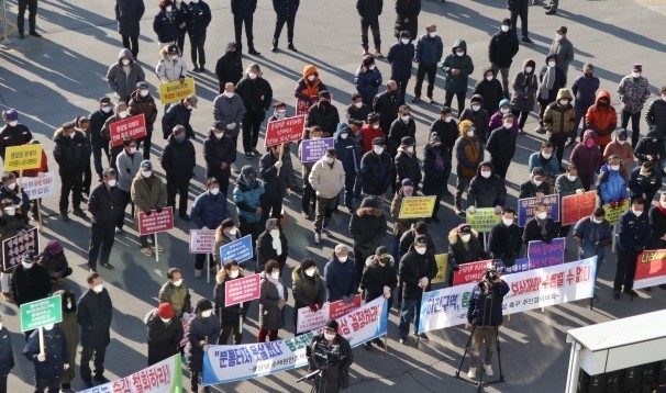 12일 영동군청 앞에서 용담댐 방류지역 피해 주민들이 환경분쟁 전체보상을 촉구하는 결의대회를 가졌다.